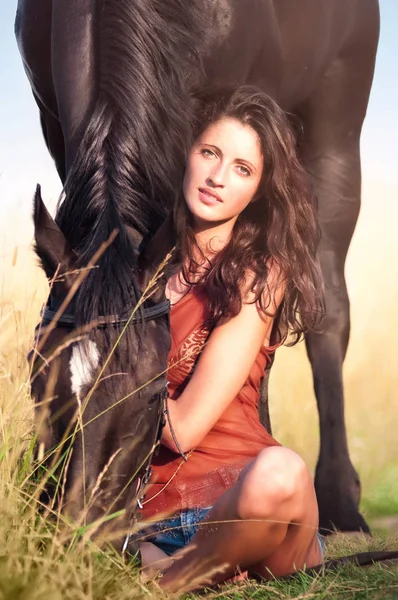 Młoda, piękna dziewczyna z koniem — Zdjęcie stockowe
