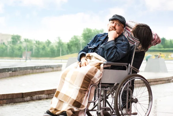 Triste hombre en silla de ruedas —  Fotos de Stock