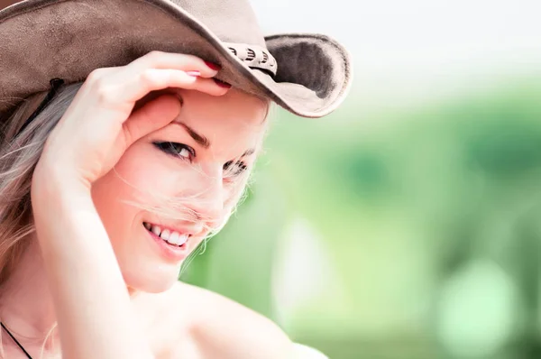 Sexy kobieta uśmiechający się z kowbojski kapelusz Zdjęcie Stockowe