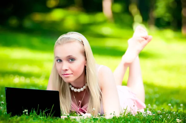 Piękna blondynka na trawie z laptopa Obrazy Stockowe bez tantiem