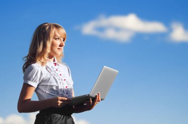 Güzel sarışın kız açık havada çalışan dizüstü bilgisayar ile