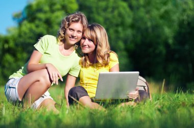 Mutlu kız yaz park içinde laptop ile iki