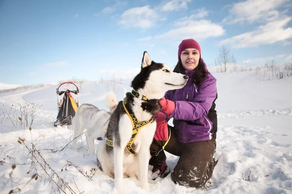 Mujer joven con husky siberiano —  Fotos de Stock