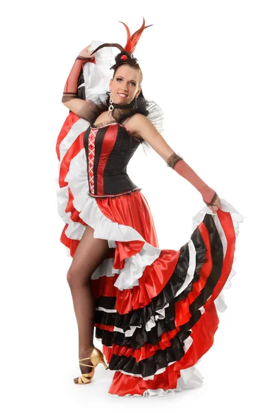Улыбающаяся девушка танцует фламенко на белом баке — стоковое фото