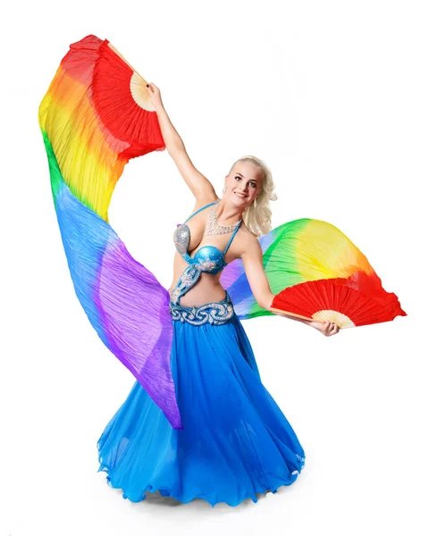 Красива танцівниця живота з різнокольоровою шалькою ізольована на білому б — стокове фото