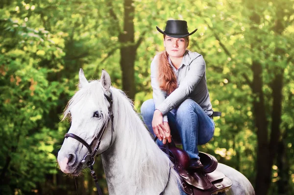 Mujer sexy con sombrero de vaquero sentarse en el caballo —  Fotos de Stock