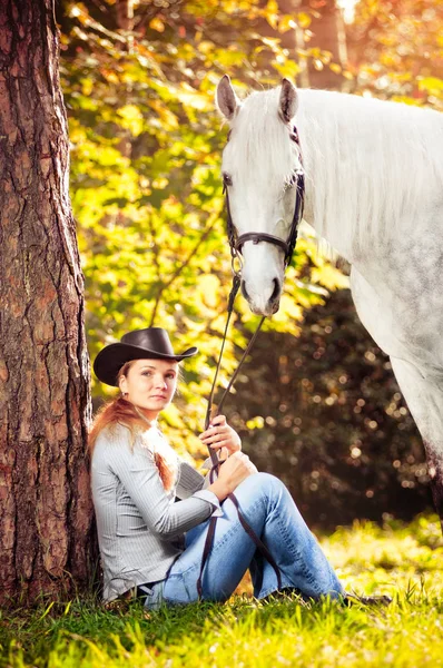 Sexy kobieta z kowbojski kapelusz obok konia — Zdjęcie stockowe
