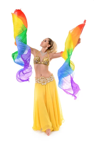 Hermosa bailarina del vientre con chal multicolor aislado en blanco b — Foto de Stock