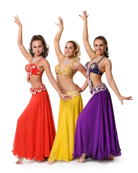 Ομάδα ofl χορεύτριες της κοιλιάς με πολύχρωμη σάλι που απομονώνονται σε λευκό — Φωτογραφία Αρχείου