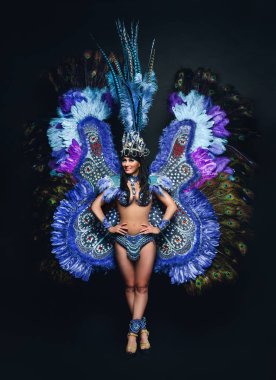 Sevimli genç kız karanlık arka parlak renkli karnaval kılık