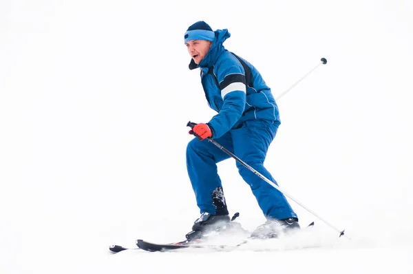 Ein Skifahrer steigt vom Berg ab — Stockfoto