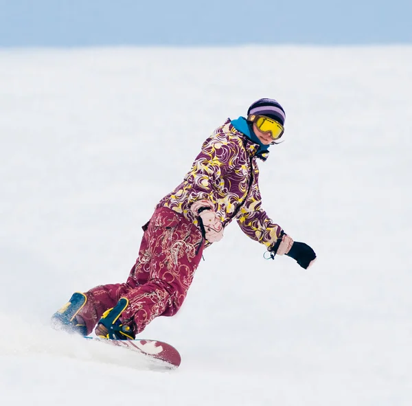 ボード上の若い女の子のスノーボーダー — ストック写真