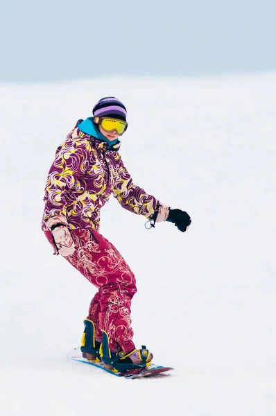 Ung flicka snowboardåkare i styrelsen — Stockfoto