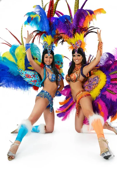 Dos hermosas chicas sonrientes en un colorido disfraz de carnaval — Foto de Stock