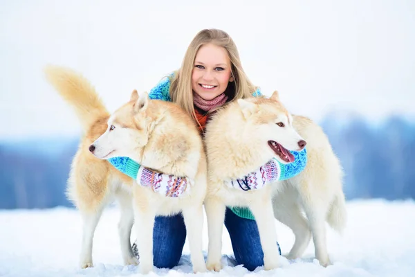 Hermosa chica abrazando al perro. La chica con el husky siberiano —  Fotos de Stock