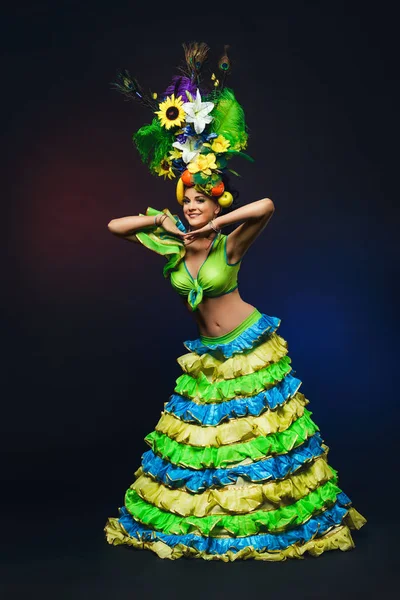 Симпатична молода дівчина в зеленому карнавальному костюмі на темному фоні — стокове фото