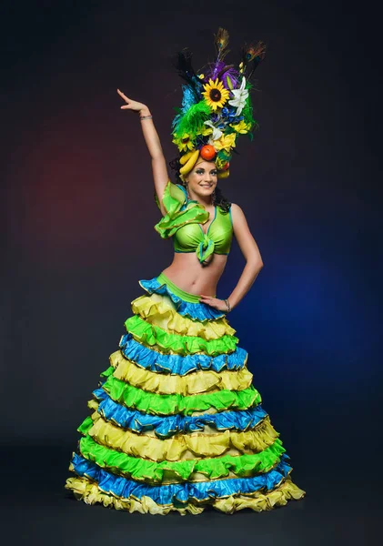 Linda joven en traje de carnaval verde sobre fondo oscuro — Foto de Stock