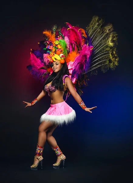 Linda chica joven en traje de carnaval de colores brillantes en la espalda oscura — Foto de Stock