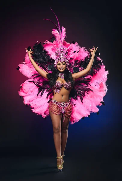 Linda chica joven en traje de carnaval de colores brillantes en la espalda oscura — Foto de Stock