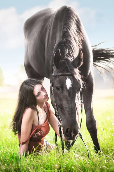Νεαρή σέξι γυναίκα με άλογο — Φωτογραφία Αρχείου