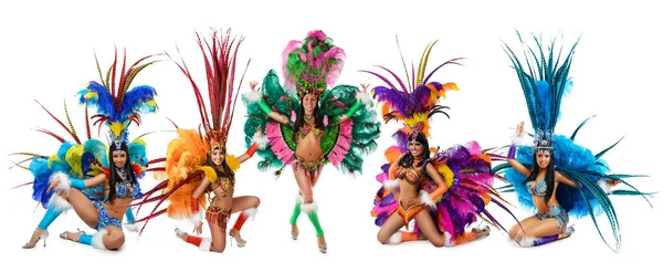 Група усміхнених красивих дівчат в барвистому карнавальному костюмі — стокове фото