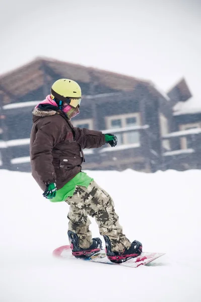 Nastoletnia snowboardzista na pokładzie Zdjęcie Stockowe