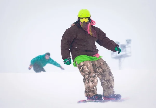 Nastoletnia snowboardzista na pokładzie Zdjęcie Stockowe