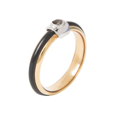 Beyaz arka planda izole edilmiş lastikli sarı ve beyaz altın yüzük.