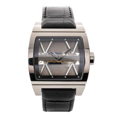 Titanyumdan yapılmış siyah lüks saat ve beyaz arka planda izole edilmiş deri bir kayış.