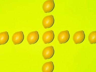 Açık yeşil arka planda taze limon renkli meyve deseni. Üst görünüm