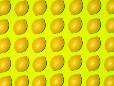 Açık yeşil arka planda taze limon renkli meyve deseni. Üst görünüm