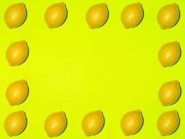 Açık yeşil arka planda taze limon renkli meyve deseni. Üst görünüm