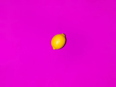 Pembe arka planda taze limonların renkli meyveleri. Üst görünüm