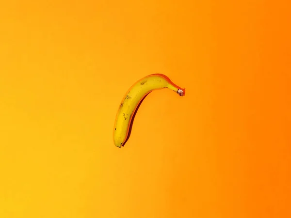 Πολύχρωμα Φρούτα Φρέσκων Κίτρινων Μπανανών Πορτοκαλί Φόντο Άνω Όψη — Φωτογραφία Αρχείου