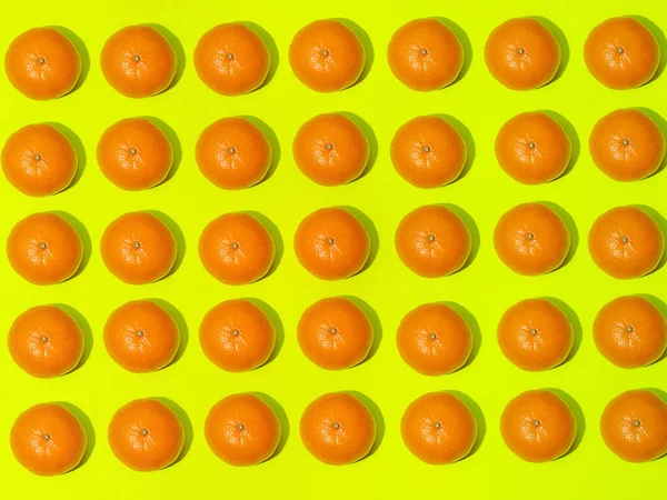 Patrón Frutas Coloridas Mandarinas Frescas Sobre Fondo Verde Claro Vista — Foto de Stock