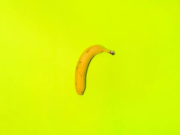 Patrón Colorido Frutas Plátanos Amarillos Frescos Sobre Fondo Verde Claro — Foto de Stock