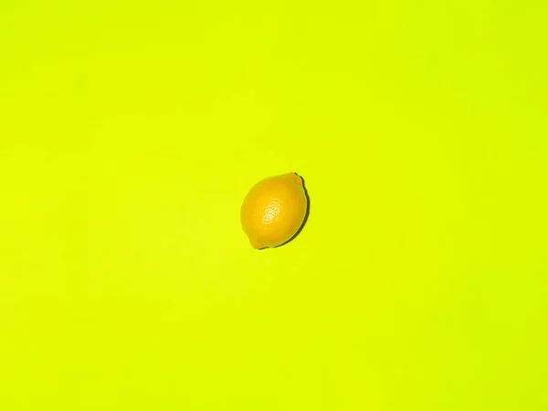 Πολύχρωμα Φρούτα Φρέσκων Λεμονιών Ανοιχτό Πράσινο Φόντο Άνω Όψη — Φωτογραφία Αρχείου