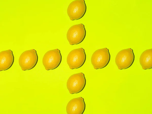 Patrón Colorido Frutas Limones Frescos Sobre Fondo Verde Claro Vista — Foto de Stock