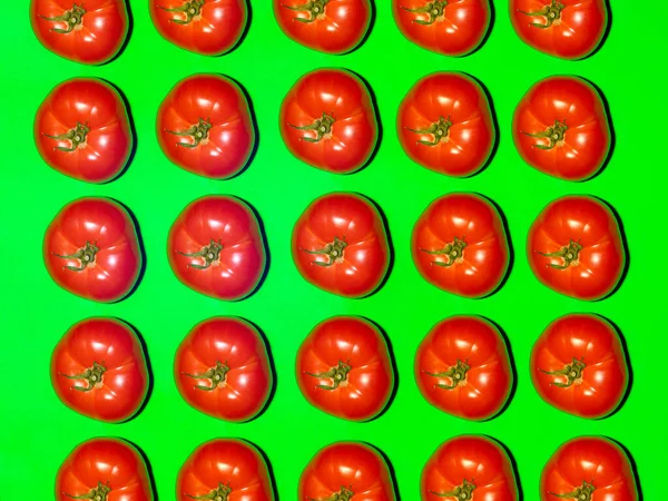 Padrão Colorido Tomate Fresco Fundo Verde Vista Superior — Fotografia de Stock