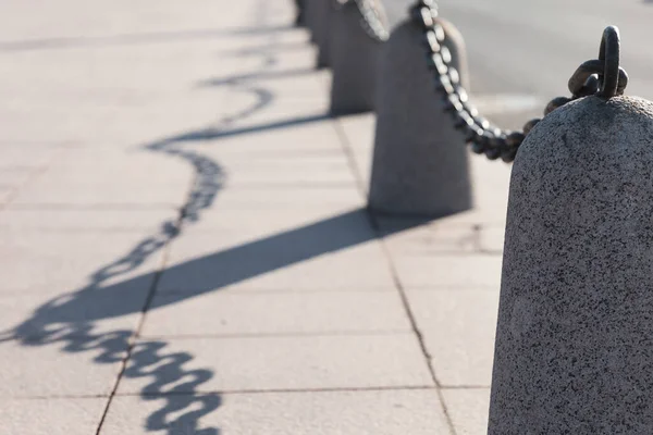 Road Fencing Granite Posts Large Iron Chain — Stock Photo, Image