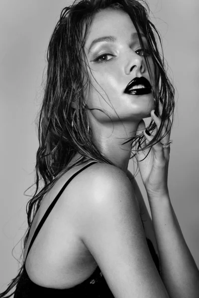 Black White Fashion Portrait Brunette Long Wet Hair Wet Makeup — Stock Photo, Image