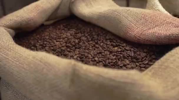 天然灰色大帆布袋 装有未烘烤的咖啡粒 — 图库视频影像