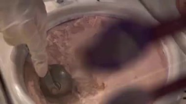 Kadın eli kepçeyle Baskin Robbins 'in dondurma topunu yaptı