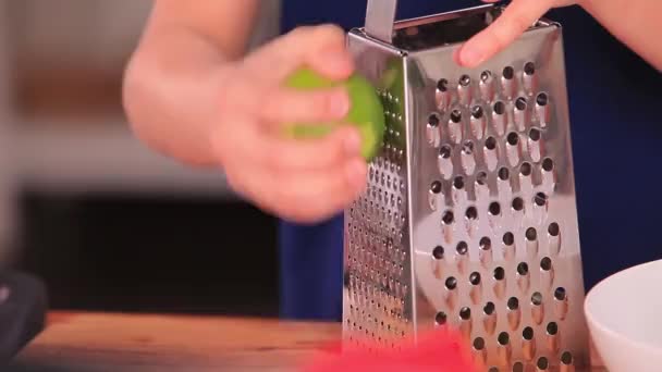 Mãos Menino Pele Branca Esfregando Raspas Limão Ralador Metal Uma — Vídeo de Stock