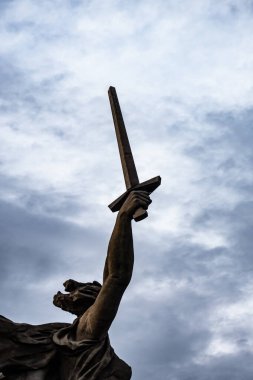 Volgograd / Rusya - 05: 25 2019: Anavatan bulutlu gökyüzüne heykel çağırıyor