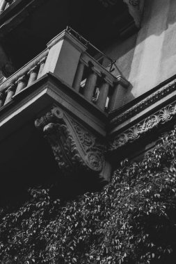 Rusya Volgograd 'daki Sovyet inşaat cephesinin bir parçası. Siyah beyaz fotoğraf