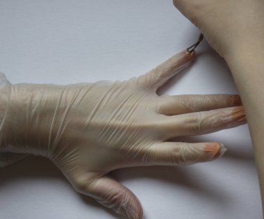 Manikürlü şeffaf tıbbi eldiven. Karantina altındaki manikür. eldiven manikürü