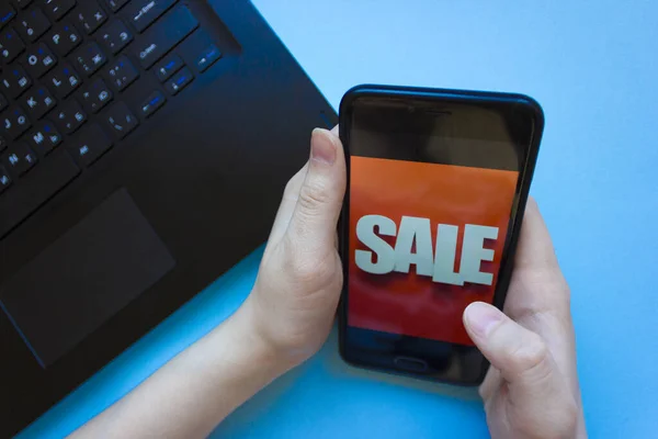 Продаж Екрані Телефону Людина Тримає Телефон Руці Бачить Напис Sale — стокове фото
