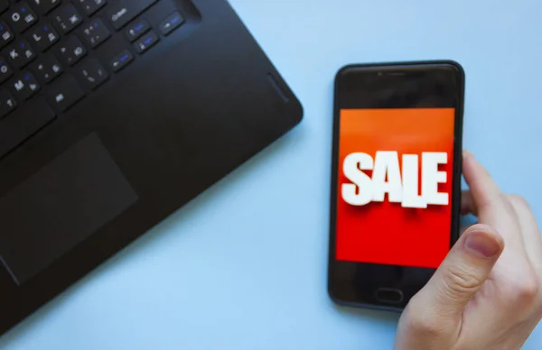 Продаж Екрані Телефону Людина Тримає Телефон Руці Бачить Напис Sale — стокове фото