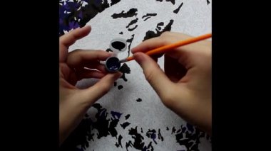 Rakamlara göre resim. Tuvale resim çizmek. Numaralı boya kutuları. Yaratıcı hobi. Kapat. Akrilik boyalarla numaralar çizerek. Karantinaya alınmış eğlence..